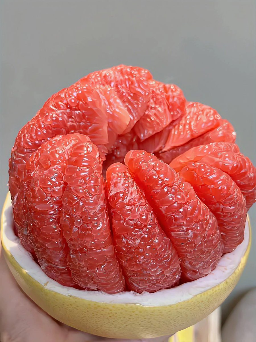 EmmaEpper's tweet image. After peeling it off for half an hour, two nails were broken. I’m not allowed to say it doesn’t look good!