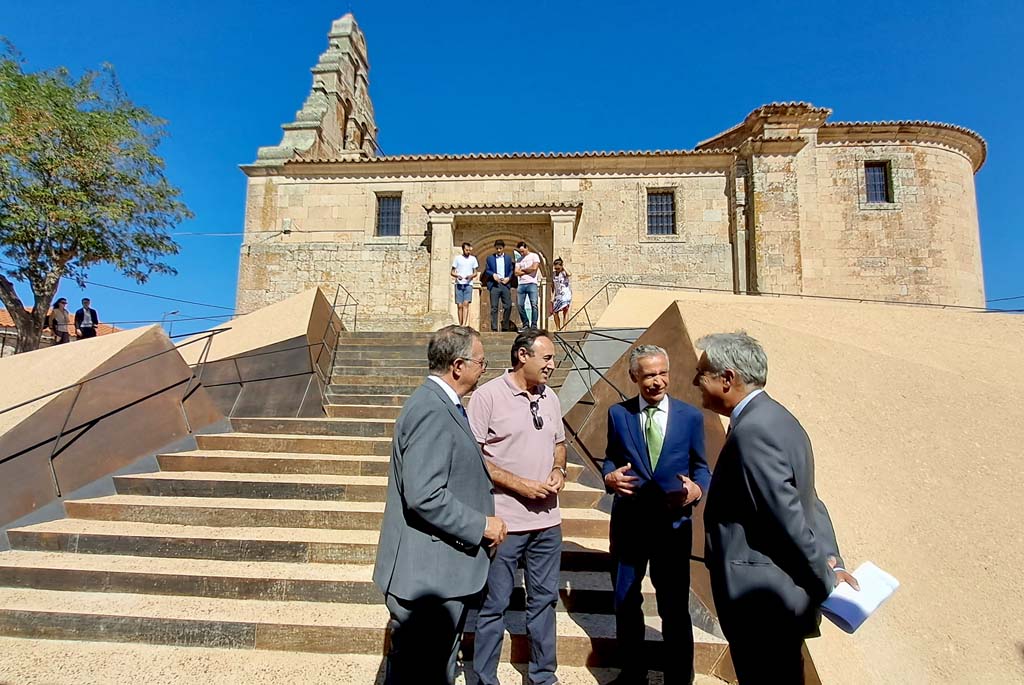 FundacionSMLRPH's tweet photo. Hoy hemos visitado la localidad de #Forfoleda en #Salamanca junto con representantes de la Fundación Iberdrola y la @jcyl para ver la intervención realizada en la iglesia parroquial dentro del plan #RománicoAtlántico ⛪️ https://t.co/nBgBlIqSJC https://t.co/Q7ukaeanIh