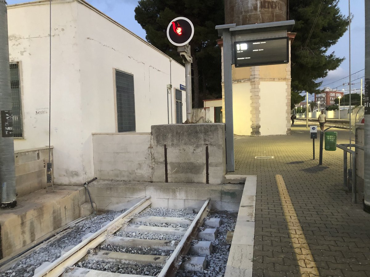 Checkflaps's tweet image. At Monopoli Station, Puglia, Italy. 🫣🤣
#RateMyBuffers 
#RailNatter 
@GarethDennis