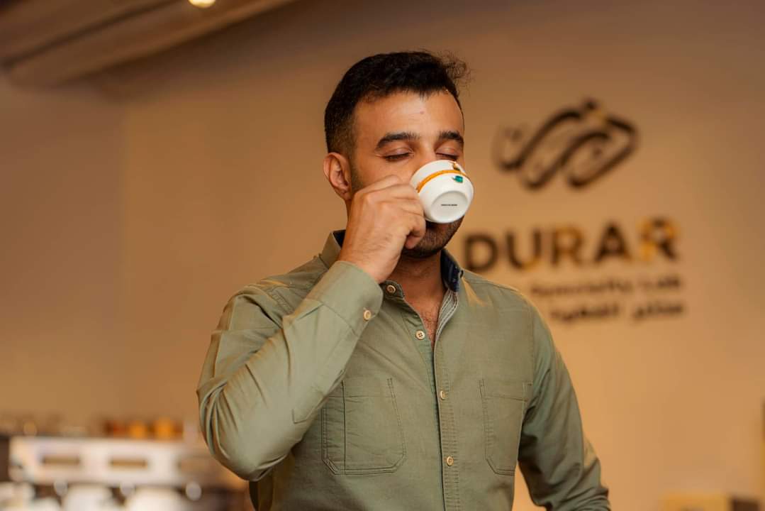 CoffeeDurar's tweet photo. كما لعبت درر دورًا رائدًا في دعم رواد الأعمال وأصحاب المشاريع في القطاع حيث قدمت الشركة الدعم والمشورة والتعاون المثمر، مما ساعد على دخول العديد من الأشخاص إلى قطاع البن وازدهاره.
#درر_هوية_القهوة_اليمنية
#durarcafe
 #specialtyCoffee 
#yemenicoffee
#yemeni_coffee https://t.co/YYXAaysusm