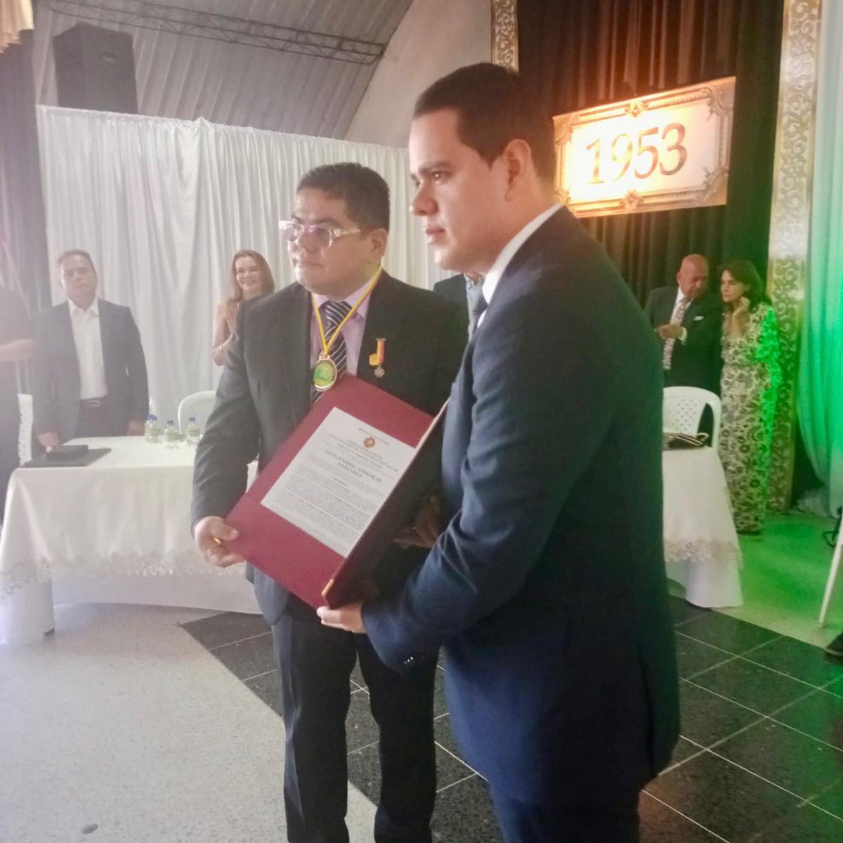 OProtocolo's tweet image. En acto de celebración de los 70 años de creación de la Escuela Normal Superior de Piedecuesta, Santander, el H. Representante Álvaro Leonel Rueda Caballero, entregó la Orden de la Democracia Simón Bolívar, al rector de la institución, John Álvaro Santamaría Sánchez.