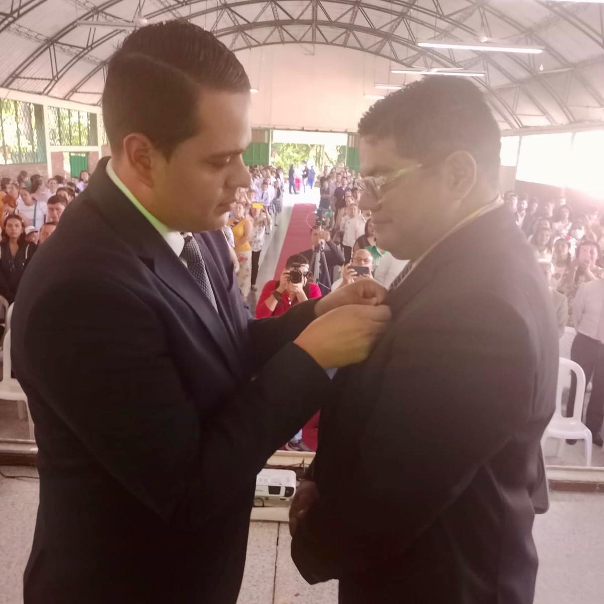 OProtocolo's tweet image. En acto de celebración de los 70 años de creación de la Escuela Normal Superior de Piedecuesta, Santander, el H. Representante Álvaro Leonel Rueda Caballero, entregó la Orden de la Democracia Simón Bolívar, al rector de la institución, John Álvaro Santamaría Sánchez.