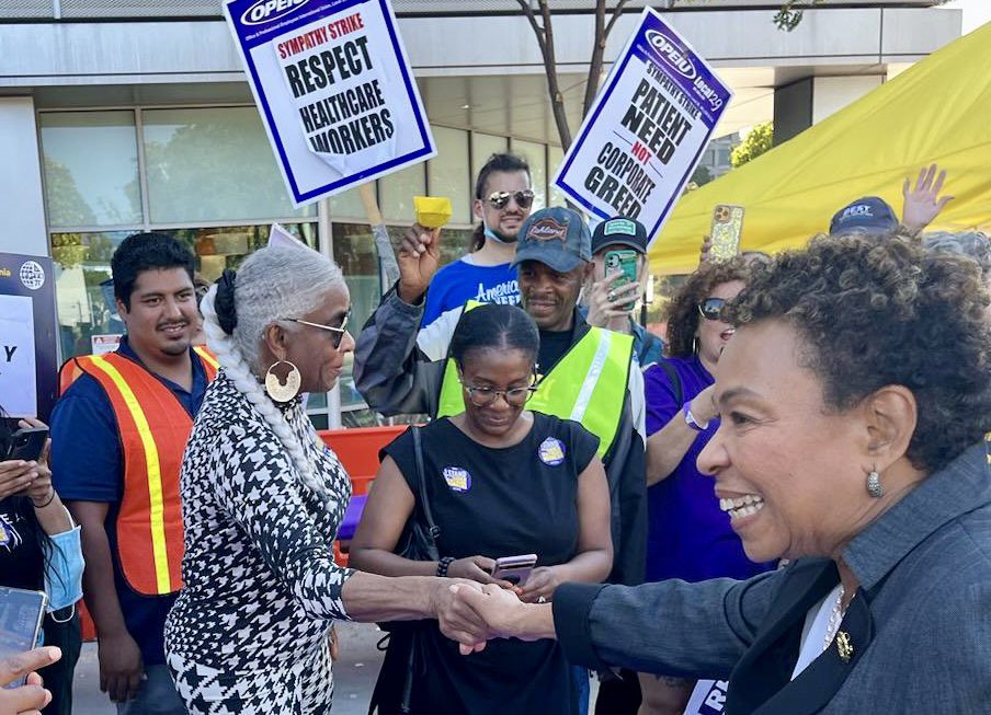 BarbaraLee_CA's tweet photo. Kaiser’s CEO rakes in $15.6 million every year, while the workers who serve patients every day are grossly underpaid and overworked.

I was proud to join members of @seiu_uhw on the picket line to demand safe staffing ratios, living wages, and quality patient care.

Solidarity! https://t.co/7rg7KgZ8Ck