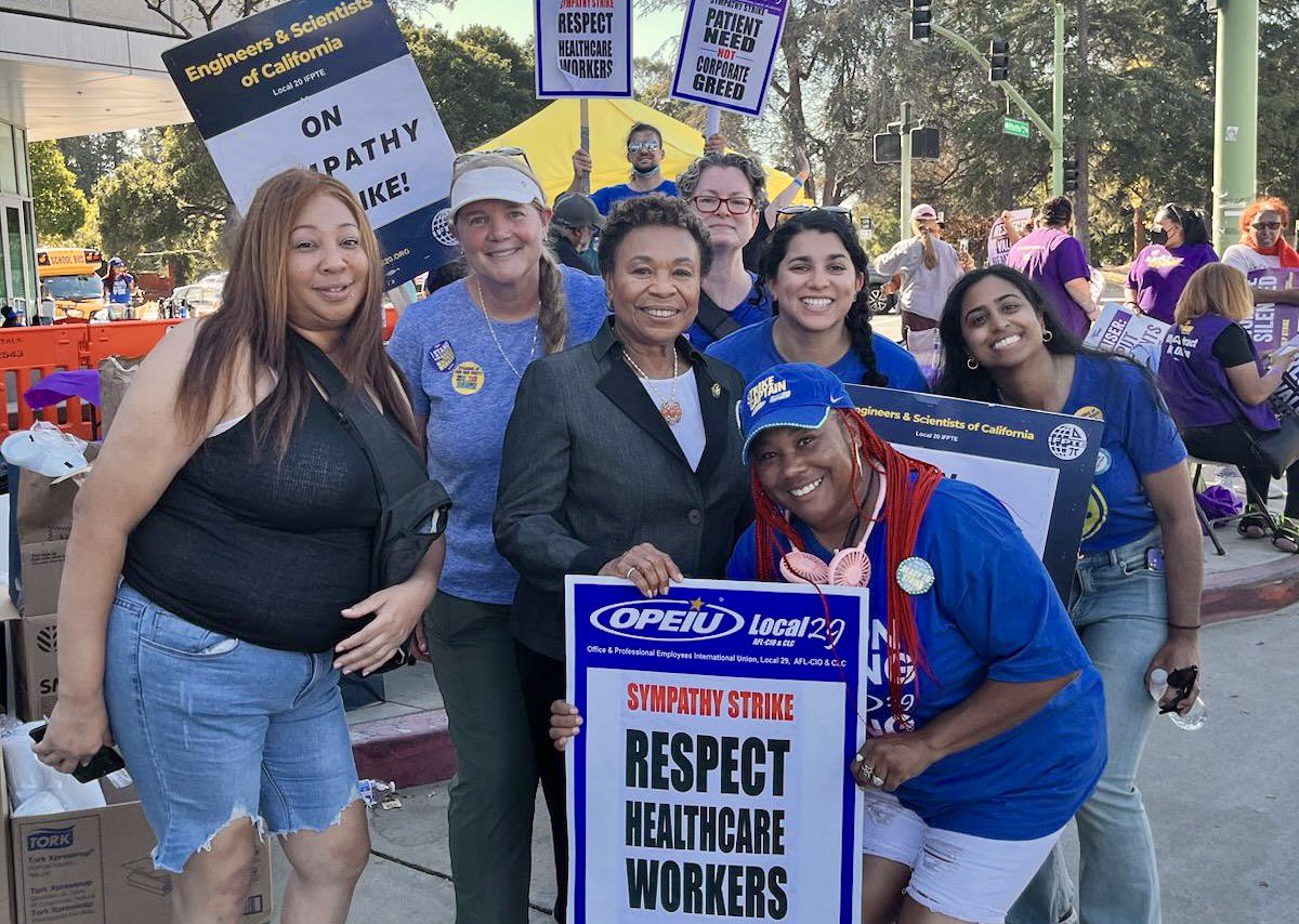 BarbaraLee_CA's tweet photo. Kaiser’s CEO rakes in $15.6 million every year, while the workers who serve patients every day are grossly underpaid and overworked.

I was proud to join members of @seiu_uhw on the picket line to demand safe staffing ratios, living wages, and quality patient care.

Solidarity! https://t.co/7rg7KgZ8Ck