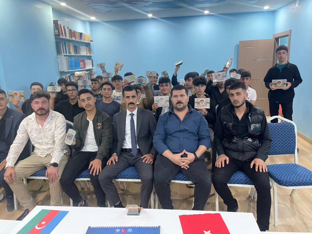 Ortaöğretim teşkilatımıza seminer sonrası Genel Merkezimizin hazırlayıp gönderdiği Sürdürülebilir Tarım Projesi olan Permakültür setini öğrencilerimize hediye ettik . Okuyan , öğrenen ve üreten gençlik yetiştirmek için çalışmalarımız devam edecektir.