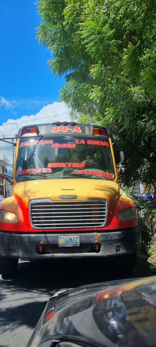 kusumel's tweet photo. Como siempre el servicio de transporte público, imponiendo por el tamaño de sus unidades y no el de su  cerebro #doblevia #insultos @VMTElSalvador https://t.co/dWk7lIz8Kf