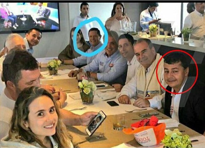 Betocoralg's tweet photo. Los señores de @NoticiasCaracol prepararon un informe donde vinculaban a miembros de la campaña de @petrogustavo con la esposa de un narcotraficante. La misma fue absuelta por un juez quien certificó que sus recursos son de origen legal. Acá vemos a su director, @juanrobertovarg sentado con un narcotraficante en la misma mesa. ¿Que explicación le dan al país?
