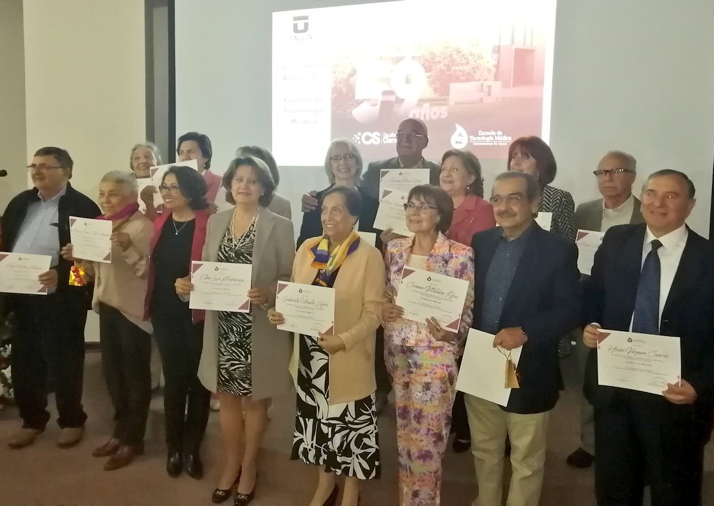 CsSaludUTalca's tweet photo. ✨ Hoy en la actividad por el 59 aniversario de #TecnologíaMédicaUTalca se realizó la titulación simbólica de l@s egresad@s 1973, quienes no tuvieron su ceremonia debido al Golpe de Estado de ese año. Enviamos un afectuoso saludo a toda la comunidad de #TMUTalca 💙 #CsSaludUTalca https://t.co/zpehgkoOa6