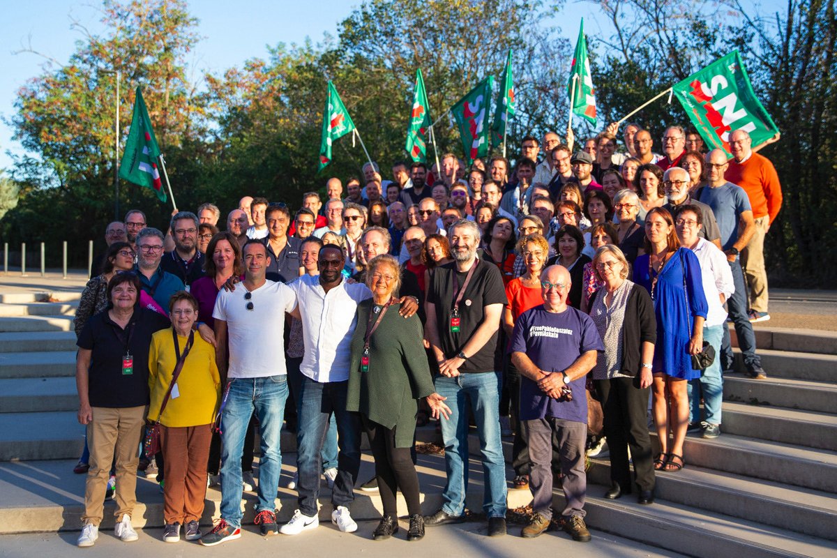 Enfin ça y est ! Olivier Dubois est avec nous.l’an dernier à Lyon le congrès ⁦@SNJ_national sans lui réclamait sa libération et aujourd’hui à #Albi il est là sur la photo au milieu de ses camarades devant le même objectif de Florent Pommier !