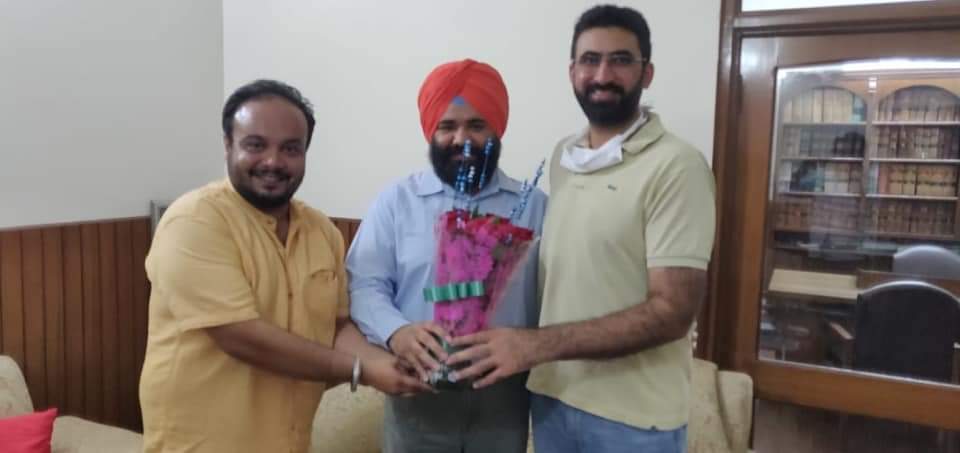 AdvAmitshukla09's tweet photo. Many Many Happy returns of the day My loving brother come mentor @himmatshergill  bhaaji , May God bless you with more shine, Happy Birthday to brother @GGSR19  bhaaji Stay blessed always. Lots of love to both of you 💕💕 https://t.co/wBEzD9kwfr
