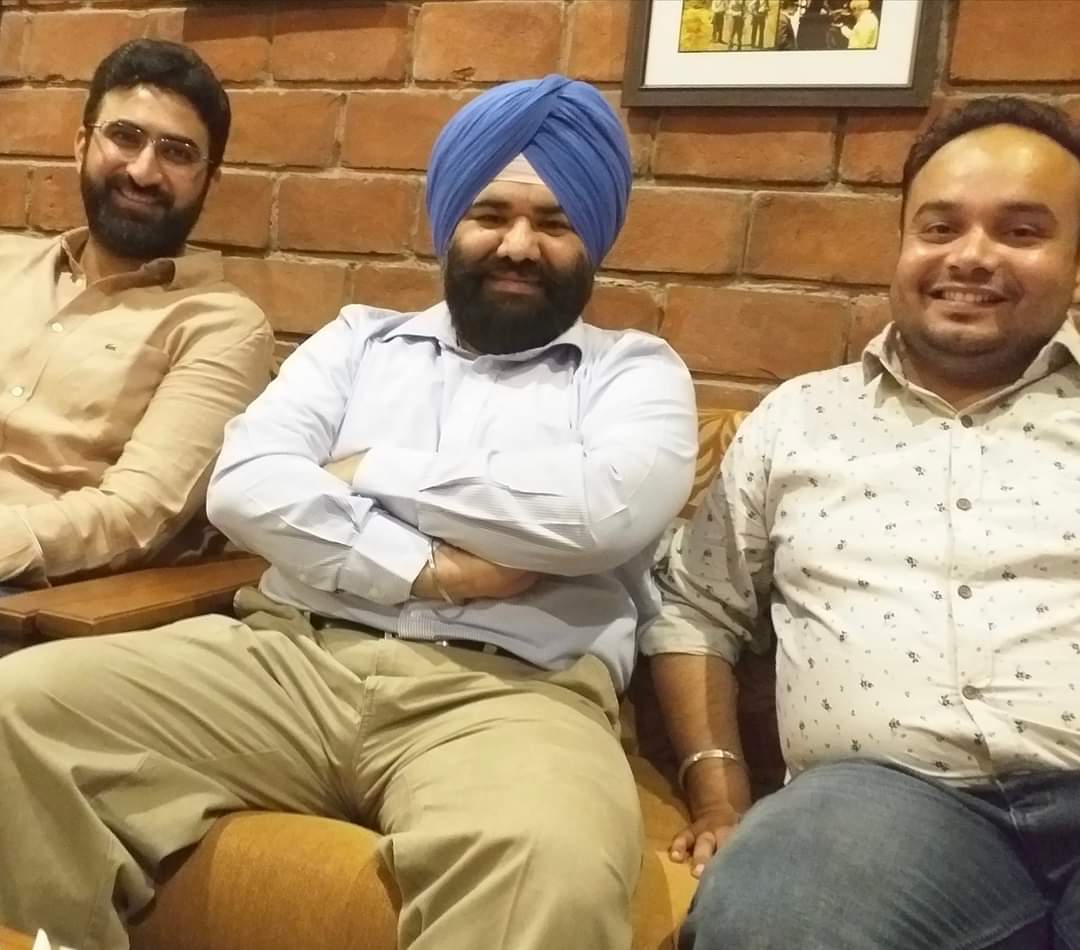 AdvAmitshukla09's tweet photo. Many Many Happy returns of the day My loving brother come mentor @himmatshergill  bhaaji , May God bless you with more shine, Happy Birthday to brother @GGSR19  bhaaji Stay blessed always. Lots of love to both of you 💕💕 https://t.co/wBEzD9kwfr