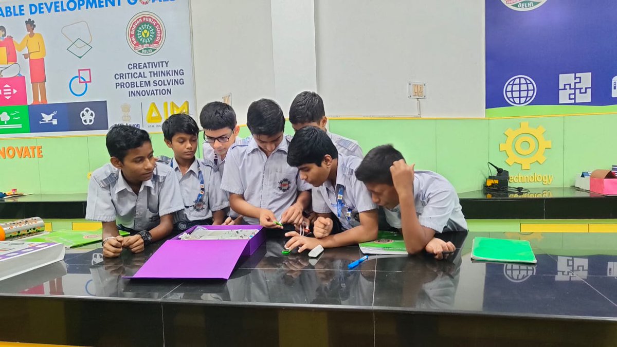 Neha05204678's tweet photo. #ATL session @BBPSMV LED glowing And laser security system activity by using #tinkerorbit kit. #Innovation #funlearning @AIMtoInnovate @cbseindia29 @NITIAayog @ScienceNews @vividh87 https://t.co/fZ3YplvfZP