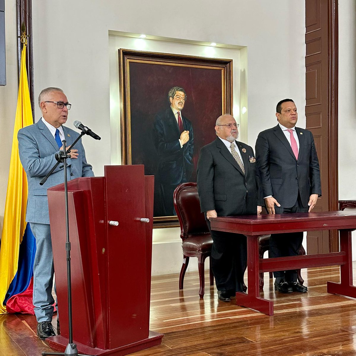 OProtocolo's tweet image. El H.Representante a la Cámara Jorge Alberto Cerchiaro Figueroa, impuso la condecoración Orden de la Democracia Simón Bolívar en el grado Cruz Oficial, al Doctor Manuel Jose Bernal Sanchez, Rector del Colegio Mayor José Celestino Mutis de Bogotá.