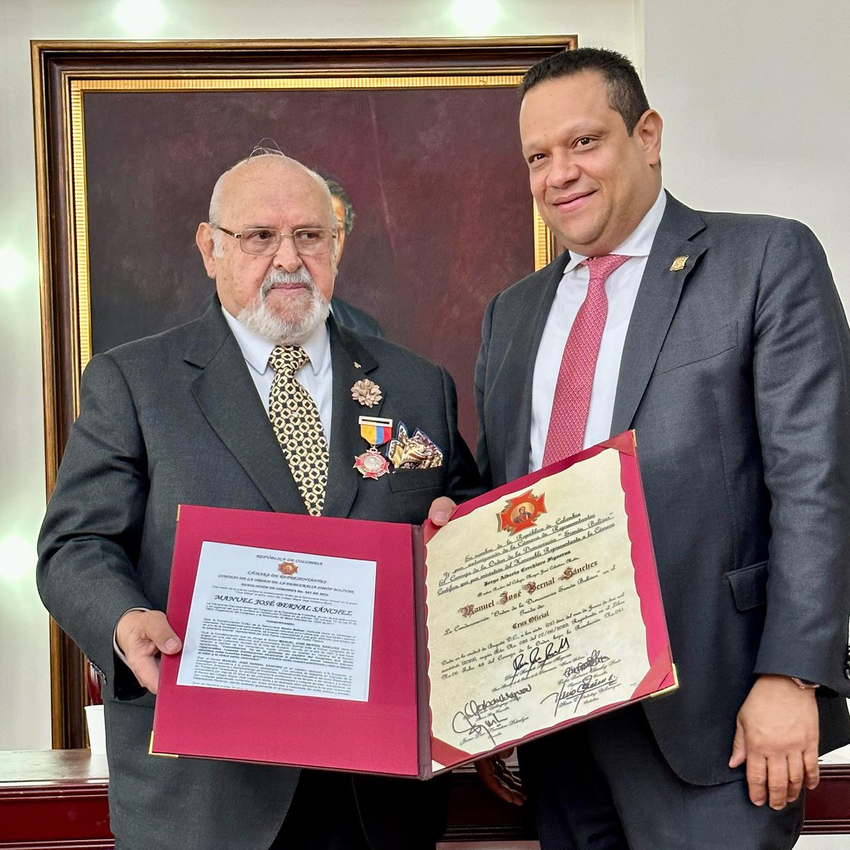 OProtocolo's tweet image. El H.Representante a la Cámara Jorge Alberto Cerchiaro Figueroa, impuso la condecoración Orden de la Democracia Simón Bolívar en el grado Cruz Oficial, al Doctor Manuel Jose Bernal Sanchez, Rector del Colegio Mayor José Celestino Mutis de Bogotá.