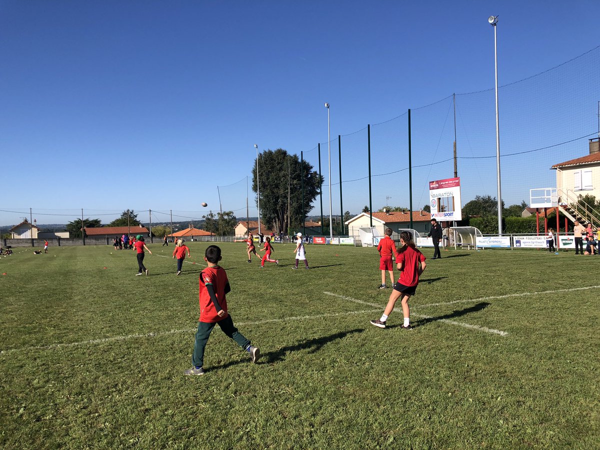 vir0407's tweet photo. « Coupe du monde » 🏉 des écoles du Parthenaisien. 
Tournoi, kaka collectif, hymnes,… ont réuni près de 150 élèves dans le partage et la bonne humeur sous une superbe météo. 
@usep_79 
@rugby_sap 
@VilleParthenay 
@ParthenayGatine 
@DSDEN79 https://t.co/YVGszlIVxs