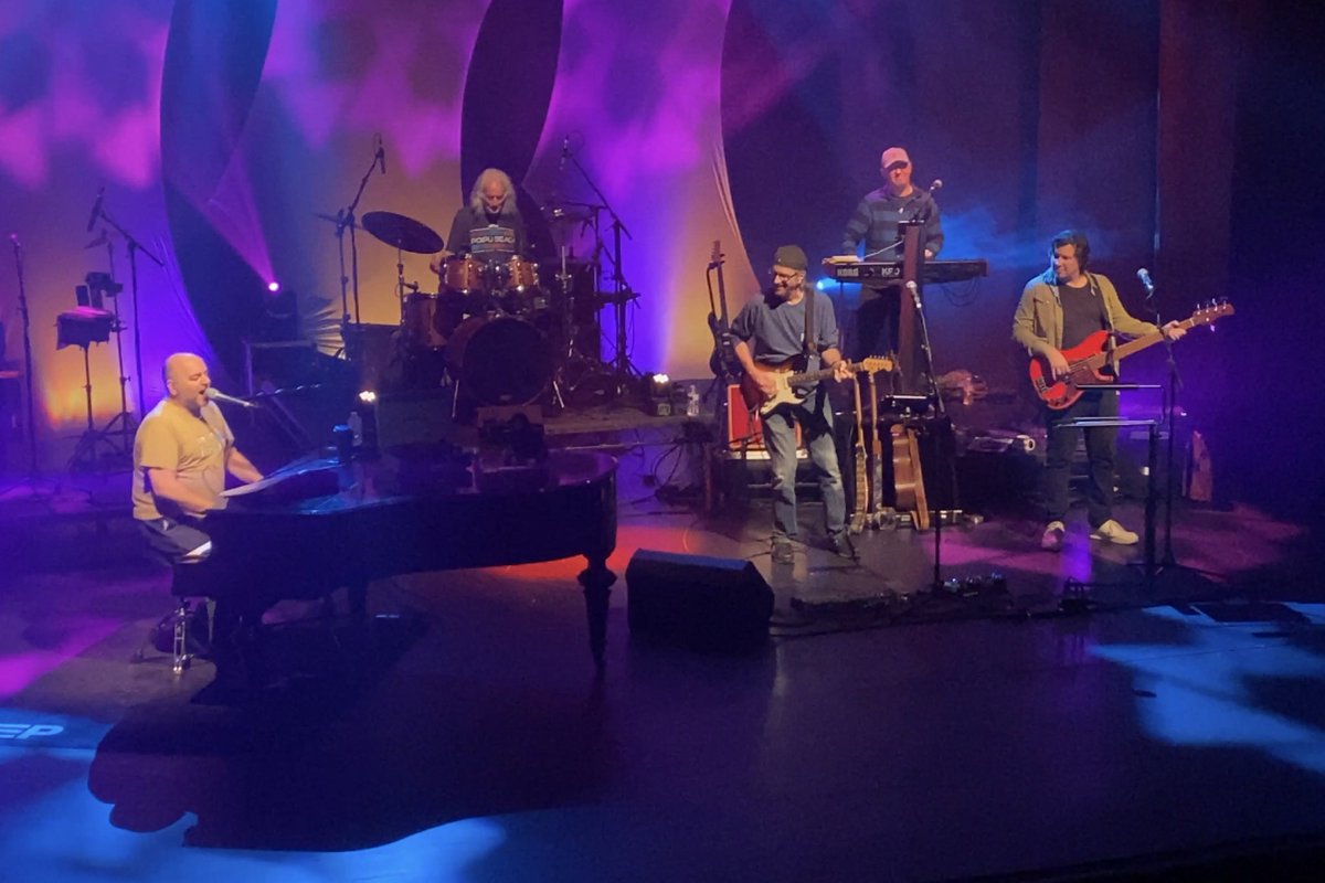 ElioPace's tweet image. THAT’S IT! Rehearsals done and we have an albums show READY TO GO!👊

#BillyJoel’s first solo album, #ColdSpringHarbor from 1971 and his last album from 1993, #RiverOfDreams… IN THEIR ENTIRETY💥

1/2