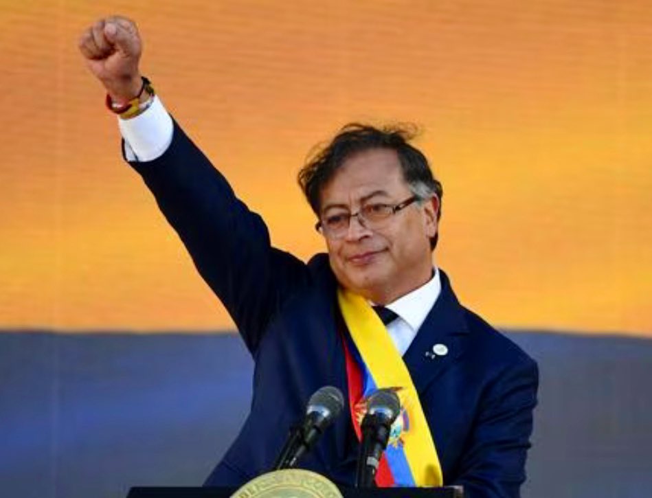 A partir de hoy por favor al referiste a petro (por mucho cariño o amistad que tengas con el) LLÁMALO POR SU DIGNIDAD, PRESIDENTE PETRO. solo hay un presidente en Colombia y se llama EL PRESIDENTE GUSTAVO PETRO URREGO. Punto. Dale retuit para que todos nos ayuden. Levántate…