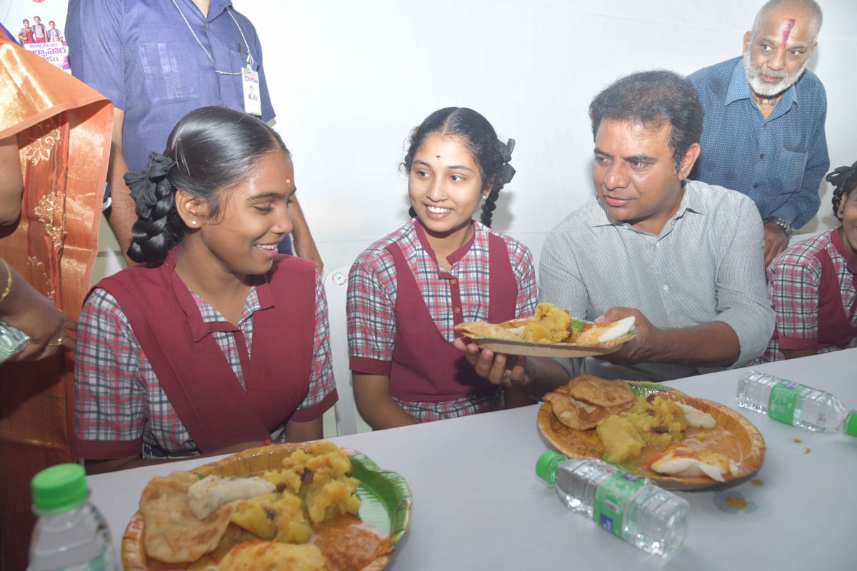 1/4 Healthy Start for Telangana Kids🌠 #ChiefMinistersbreakfastscheme for government school students has been launched at West Marredpally school with the esteemed presence of Hon. Minister @KTRBRS Garu, bringing a ray of hope to thousands of bright young minds.