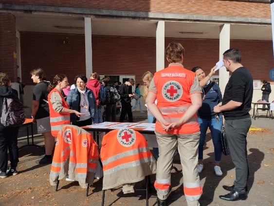 Ruffin__Nicolas's tweet photo. Journée de l'engagement au lycée #MonodElB, présentation aux élèves des associations et des possibilités de s'y investir. Un grand merci aux bénévoles présents et bravo aux élèves du CSN pour l'organisation. https://t.co/T5mEIQFXOb