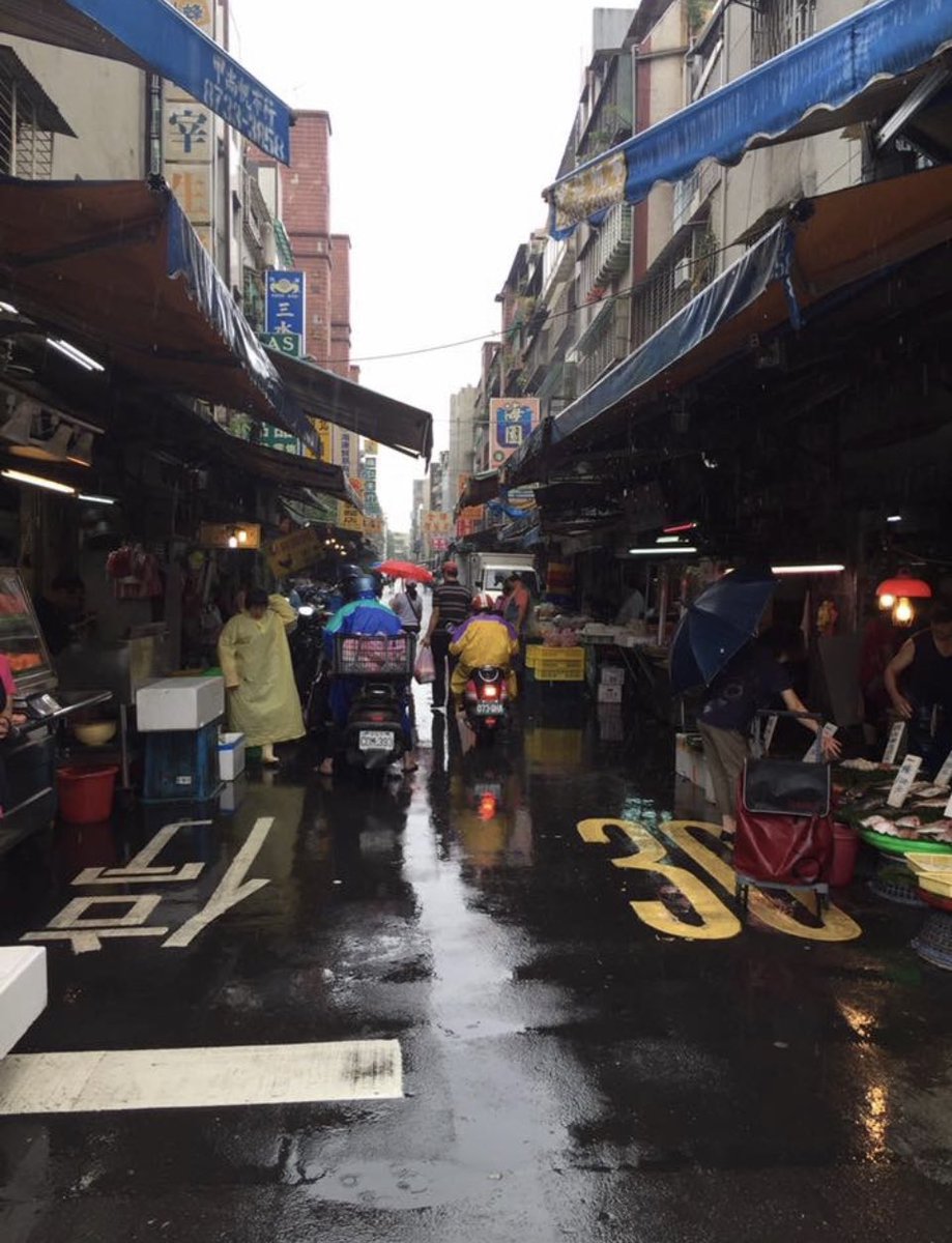 imagination_nat's tweet photo. เวลาที่เห็นประเทศญี่ปุ่น เกาหลี ใต้หวัน ยุโรป etc. เขามักจะมีร้าน local เล็กๆ ทำมาเป็น family business ขายปลา ผลไม้ ดอกไม้ ผัก ขนม etc. มันน่ารักนะ มันมีเสน่ห์ของมัน การปรับตัวจริงๆ ในแง่ธุรกิจเขาที่อยู่กันมานาน แค่เรื่องค.สะอาด ระเบียบร้าน ระบบ payment/tax ไทยถ้ามีคนคอยให้ความรู้ จัดสถานที่ดีๆ มีส่วนแบ่งตลาดที่ดี มันไปได้ไกลอีก   

Supermarket ก็ดี แต่มันควรให้คนมีทางเลือกเยอะขึ้นด้วย มันไม่ใช่การบีบให้คนซื้อแต่แบบ one-stop-service อย่างเดียว มันขาดความสมดุลหลายๆ เรื่อง (Especially BKK) รู้สึกมันยัดเยียดเกินไป จนทางเลือกน้อยลง ไปไหนก็เจอ franchise เดิมๆ (แค่เปลี่ยนสาขา) 

เราเอง เรื่องตังค์ไม่ห่วง แต่เบื่อต้องซื้อแต่จากห้าง อยากซื้อที่อื่นบ้างแต่ติดที่มันไม่ค่อยมีในเขตธุรกิจ สะดวกแต่เบื่อ เงินกระจุกแค่ที่เดียว ราคาตั้งมาตรฐานคล้ายๆ กันเพราะแหล่งเดียวกัน    

อย่างนอร์เวย์ ฝรั่งเศส อังกฤษ ห้างก็มี ไม่เยอะในเมืองใหญ่ หลายคนก็ชอบไปซื้อร้านเล็กๆ กัน หรือ ร้านเฉพาะ ราคาต่างกันนะ มันไม่ได้ hanging อยู่แค่ในห้างหรือซุปเปอร์เท่านั้น