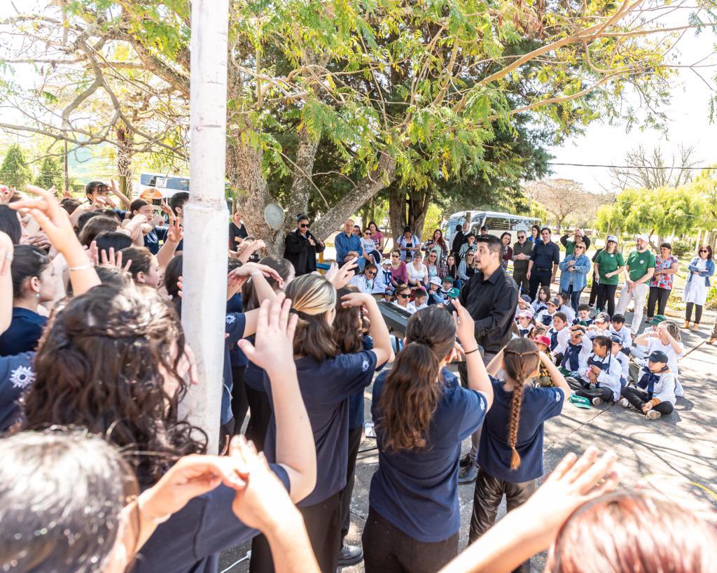 En Andresito junto al Coro de niños y niñas del <a href="/Sodre_Uruguay/">Sodre</a> <a href="/mederosvic/">Víctor Mederos</a> <a href="/proximafrase/">Horacio Bernardo</a> en la Escuela No. 7, actividad en el marco del convenio <a href="/ANEP_Uruguay/">ANEP</a> 
<a href="/Sodre_Uruguay/">Sodre</a> nuevamente en el interior del interior ahora junto a <a href="/ANEP_Uruguay/">ANEP</a> Arriba!