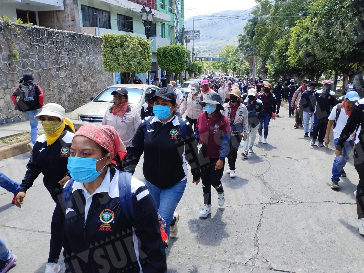 elsurdeguerrero's tweet photo. Marcha #FUNPEG en #Chilpancingo para exigir a la #SEG material didáctico
https://t.co/sgax9t7Fgk #Guerrero https://t.co/6e9QCLl6wn