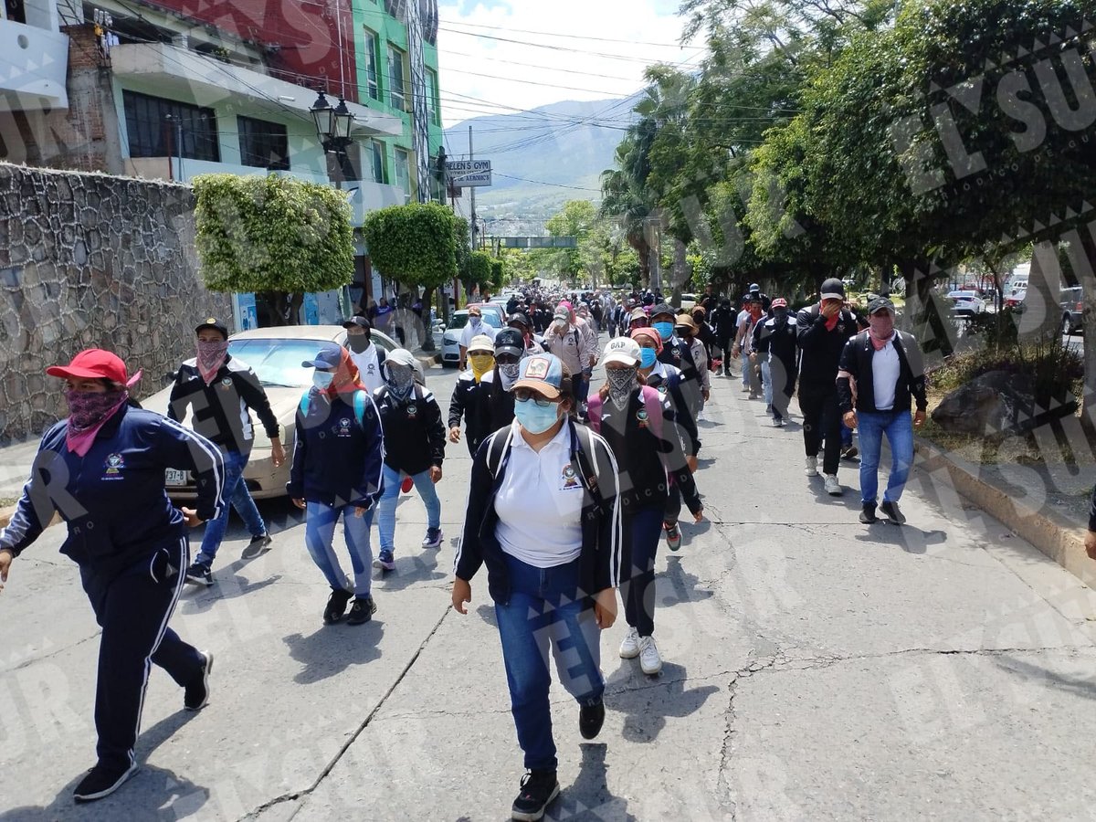 elsurdeguerrero's tweet photo. Marcha #FUNPEG en #Chilpancingo para exigir a la #SEG material didáctico
https://t.co/sgax9t7Fgk #Guerrero https://t.co/6e9QCLl6wn