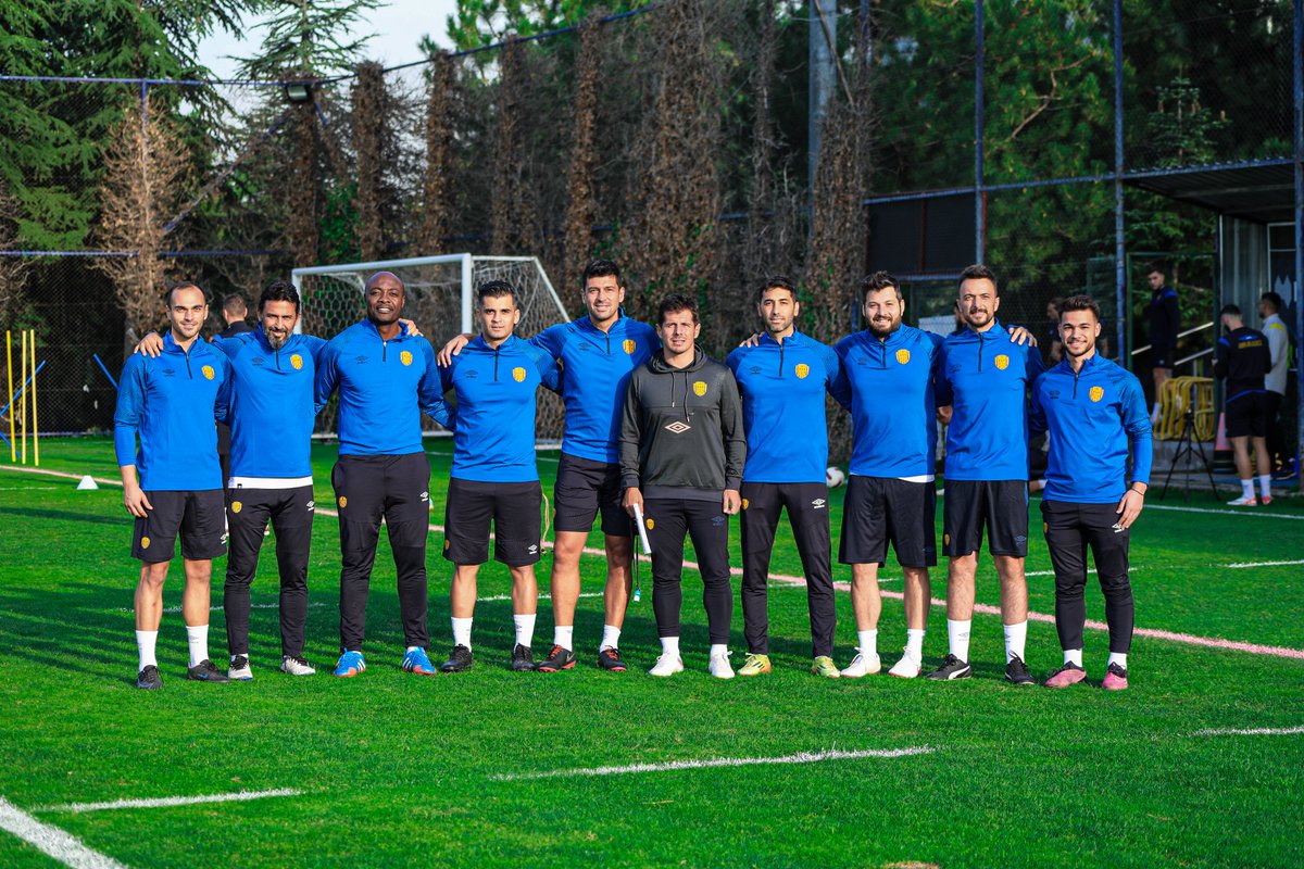 Ankaragucu's tweet photo. 📌 Teknik ekibimiz (soldan sağa) 

Can Kolbakır (Atletik Performans Antrenörü) , Toprak Kırtoğlu (Scout Sorumlusu/Yardımcı Antrenör) , Pierre Webo (Yardımcı Antrenör) , Dr. Selçuk Tarakçı (Atletik Performans Antrenörü) , Özden Öngün (2.Yardımcı/Kaleci Antrenörü) , Emre Belözoğlu (Teknik Direktör) , Halil Cihan Ünal (1.Yardımcı Antrenör) , Tolga Yalçın (Analiz Antrenörü) , Yağız Çekem (Analiz Antrenörü) , Oğuzhan Küçük (Analiz Antrenörü) 

#Ankaragücü