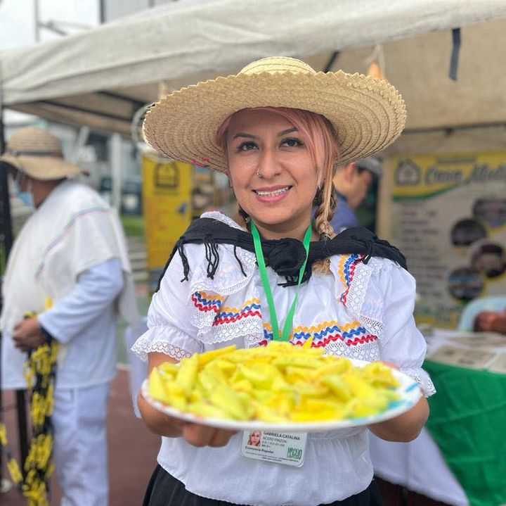 mdoscampesinos's tweet photo. #AEstaHora #ElDeVerdad
#MercadoCampesino en el Complejo Sur del SENA. Productos frescos elaborados por nuestros campesinos. 🍓🍅🍌🍋🥑🥑🍓🍓
06 Octubre
#QuienLoSiembraLoVende
#AgroComunal #ColombiaContraElHambre https://t.co/V78DtOLffr