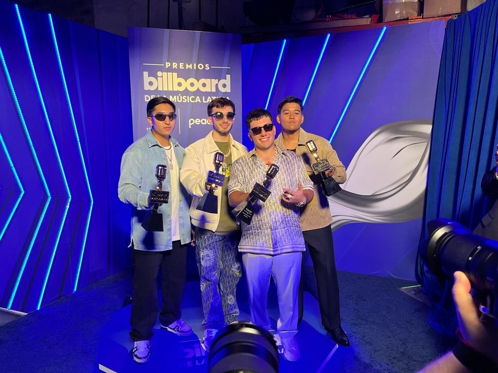 delrecords's tweet image. Felicidades Eslabon Armado !! 
Ganadores de 4 Premios Billboard la noche de ayer 🎉🎉

🏆Hot Latin Song Cancion Del Año, Duo o  Grupo 
🏆 “Hot Latin Song”, Colaboración Vocal del Año 
🏆 Canción del Año, Streaming
Y 
🏆 Canción Regional Mexicana del Año