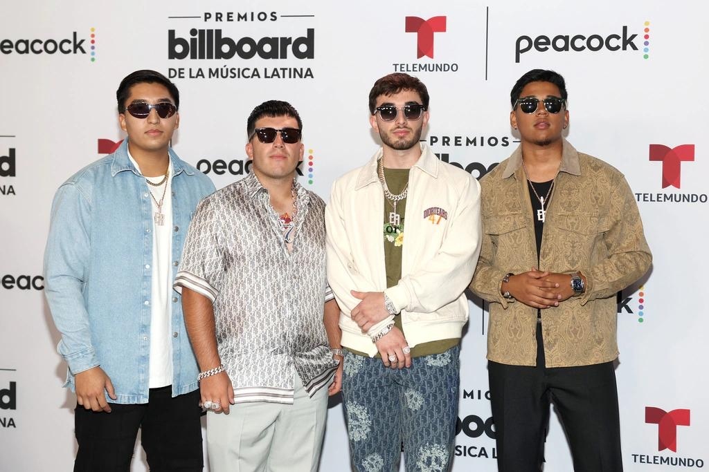 delrecords's tweet image. Felicidades Eslabon Armado !! 
Ganadores de 4 Premios Billboard la noche de ayer 🎉🎉

🏆Hot Latin Song Cancion Del Año, Duo o  Grupo 
🏆 “Hot Latin Song”, Colaboración Vocal del Año 
🏆 Canción del Año, Streaming
Y 
🏆 Canción Regional Mexicana del Año