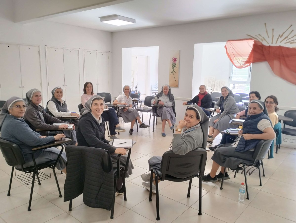 Momento De Oración Y Trabajo En Grupos

Las jorndas del XXIII Capítulo General que se están celebrando en la Casa de retiros Catalina de María en Villa Allende hasta el 15 de octubre, vienen maradas por una impronta reflexiva y de discernimiento, con más preguntas que respuestas.