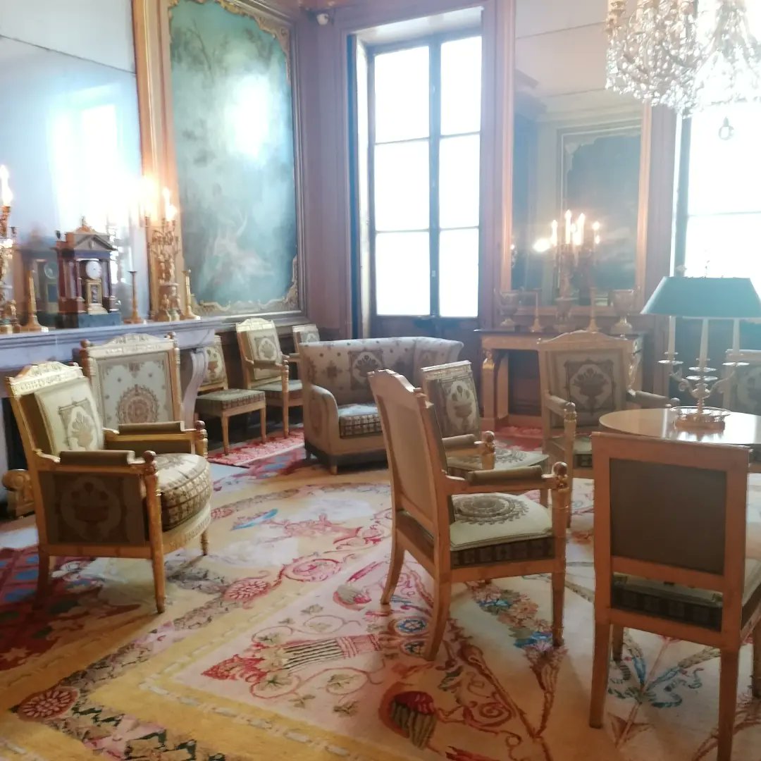sitiojaneausten's tweet photo. Los pequeños apartamentos de #Napoleon y #JosefinaBonaparte son un viaje en el tiempo al #PrimerImperio francés y la época #Regency, pues se decidió en el #Chateau de #Fontainebleau no cambiarlos de época. De hecho, la segunda foto tiene el mobiliario original del primer decenio https://t.co/Sv0nr6VGmK