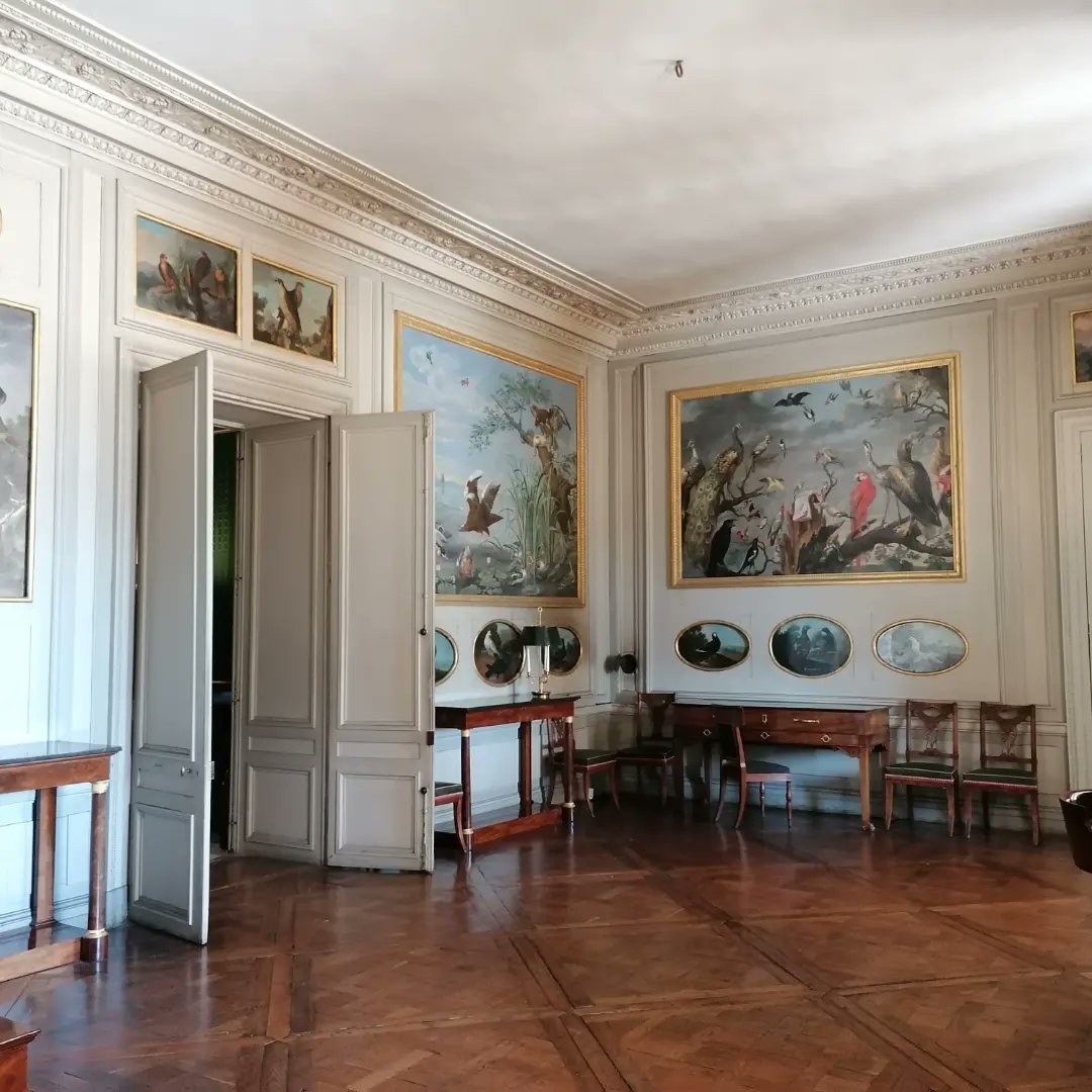 sitiojaneausten's tweet photo. Los pequeños apartamentos de #Napoleon y #JosefinaBonaparte son un viaje en el tiempo al #PrimerImperio francés y la época #Regency, pues se decidió en el #Chateau de #Fontainebleau no cambiarlos de época. De hecho, la segunda foto tiene el mobiliario original del primer decenio https://t.co/Sv0nr6VGmK