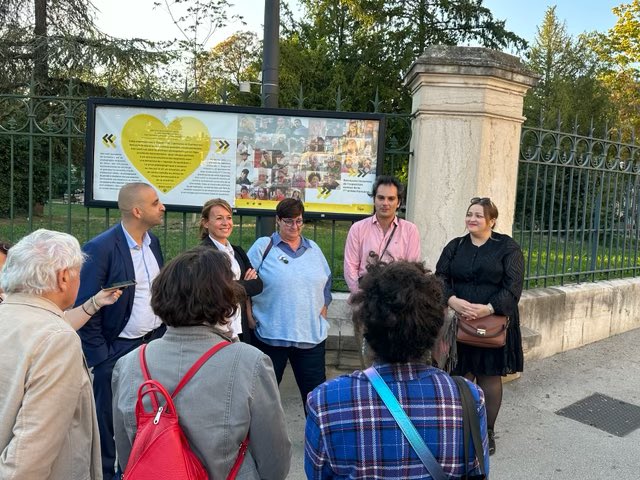 nkoenders's tweet photo. 📷 « #Dijon c’est eux », l’exposition photo de Dan Latif qui met à l’honneur les dijonnais qui font vivre notre ville au quotidien a pris place sur les grilles du jardin Darcy. https://t.co/ScumCon31y