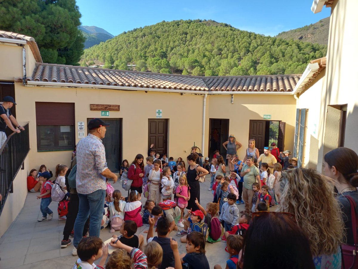 Plan_INFOCA's tweet photo. Día inolvidable para  #Granada y sus vecinos… Pero hoy, hemos tenido otra #CumbreGranada: la de la visita del Colegio Publico Rural El Alfeizar (Centros de #Tablones, #Soportújar y #Caáñar) al  #CEDEFO de #SierraNevada... ¡Sois muy grandes, chicos! https://t.co/IvAqo59Z8A