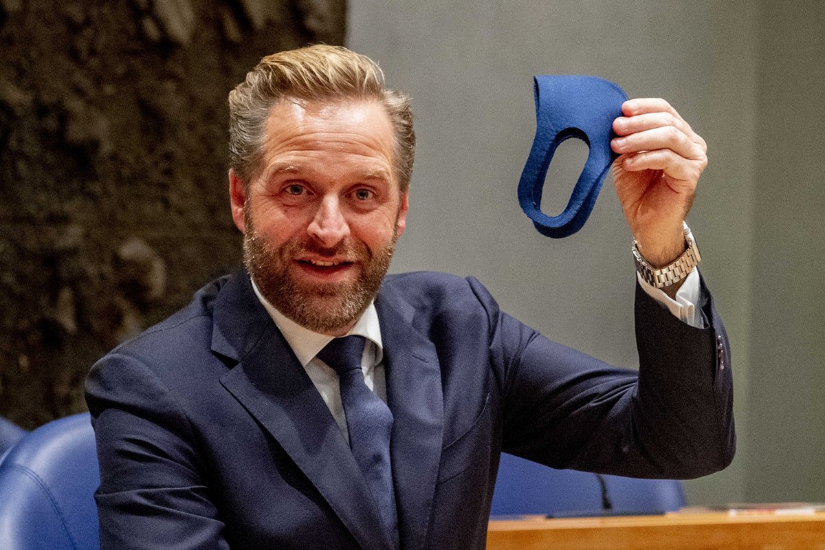 Hugo de Jonge. Betrokken bij de mondkapjesdeal &amp; raakte MILJARDEN "kwijt". Minister van tweedeling, uitsluiting &amp; discriminatie. Hij kan niet eens 1 feit van Gideon ontkrachten, 0 argumenten! ONGESCHIKT als minister! 

Doe een ♥️ &amp; RT als je wil dat hij OPSTAPT!