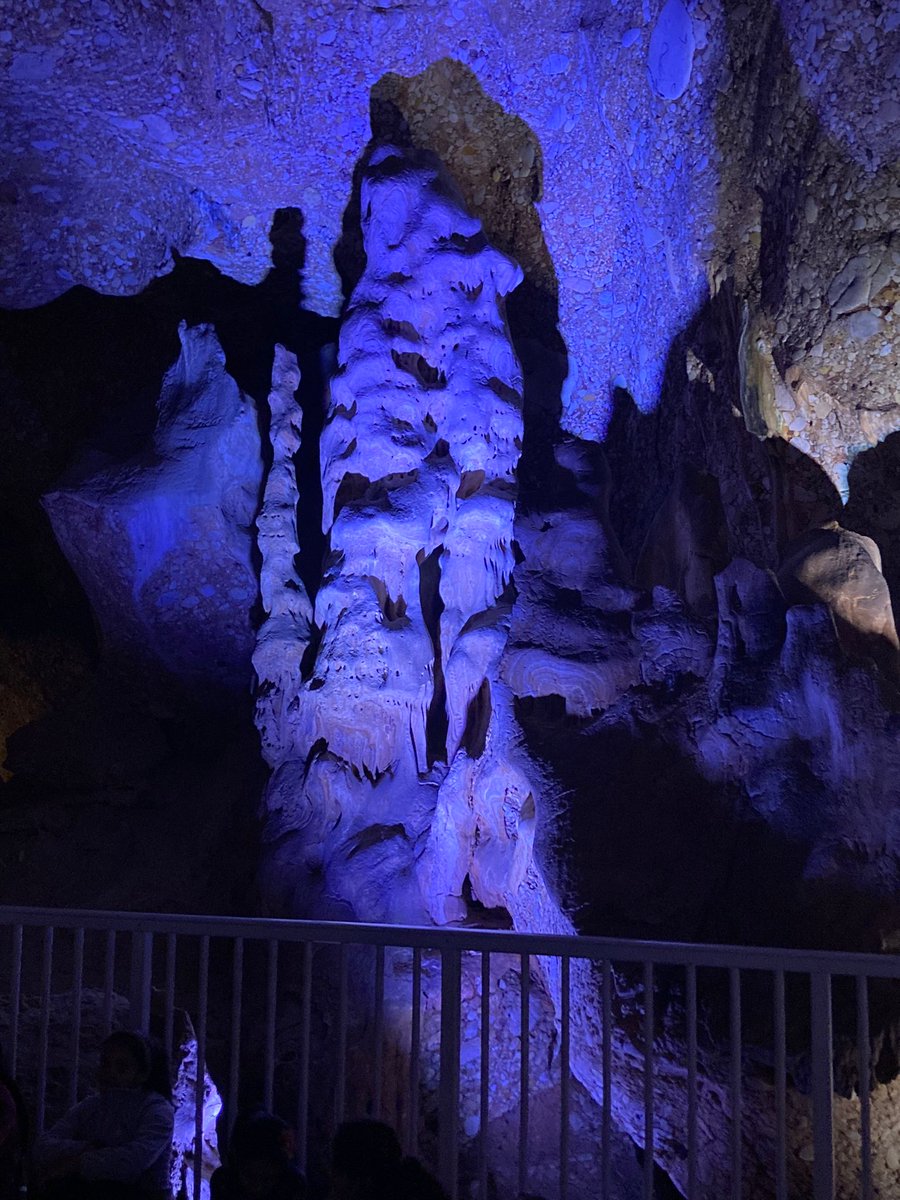 EscolaPereVila's tweet image. Avui, els i les alumnes de 4t @EscolaPereVila hem fet una visita a les #covesdeCollbató! Hem gaudit el grup classe d'un dia diferent ple d'aparentatges i envoltats de natura. Ens ho hem passat d'allò més bé!!