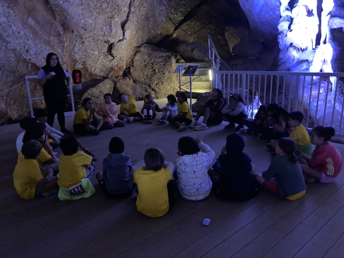 EscolaPereVila's tweet image. Avui, els i les alumnes de 4t @EscolaPereVila hem fet una visita a les #covesdeCollbató! Hem gaudit el grup classe d'un dia diferent ple d'aparentatges i envoltats de natura. Ens ho hem passat d'allò més bé!!