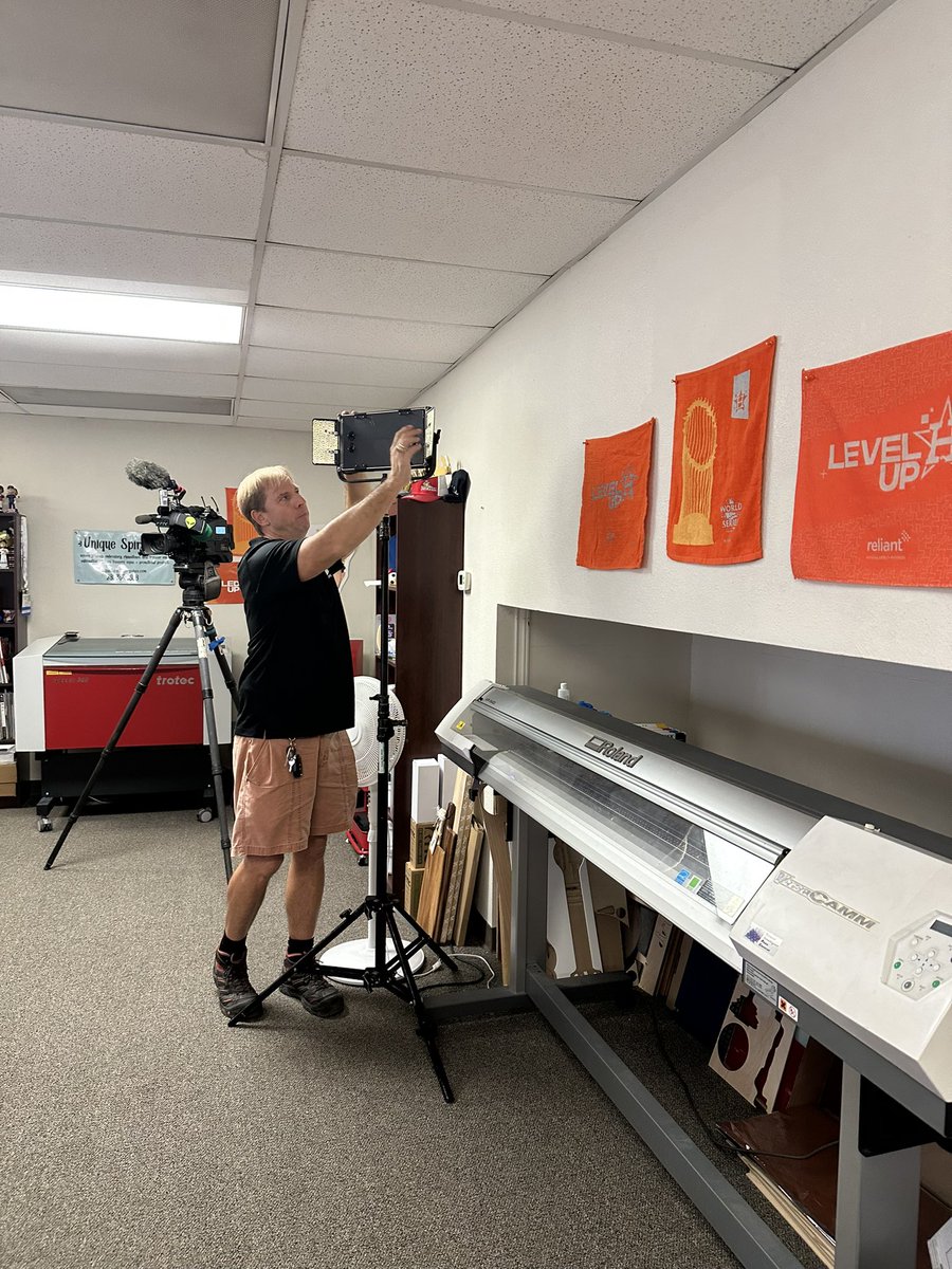 CSPMachine's tweet image. KPRC Channel 2 News came out to my shop and interviewed us! The interview should air Saturday before the game. I’ll update when we know an exact time!

#tuckercrowncraze