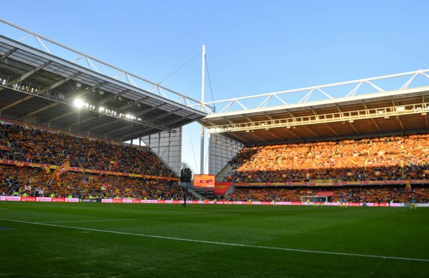 ActuL1_'s tweet photo. 🚨🚨 Des individus ont lancé de l’ACIDE sur la pelouse du Stade Bollaert ! 🤯

Le Derby du Nord se joue ce dimanche, le RC Lens porte plainte.

(@RMCsport) https://t.co/5rIGoG9O2G