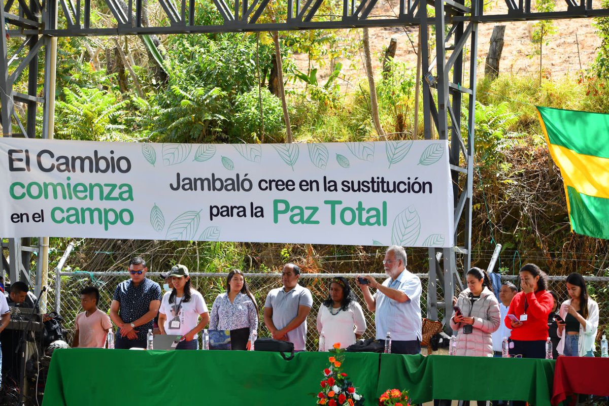 SoySustitucion's tweet photo. #AEstaHora | Avanzamos en la jornada del CMES de Jambaló, Cauca, con la masiva participación de la comunidad. Alrededor de 2.000 beneficiarios del PNIS se reunieron para escuchar los mecanismos creados por el PND para ejecutar lo que se les adeuda. https://t.co/KcRTW7x6SX
