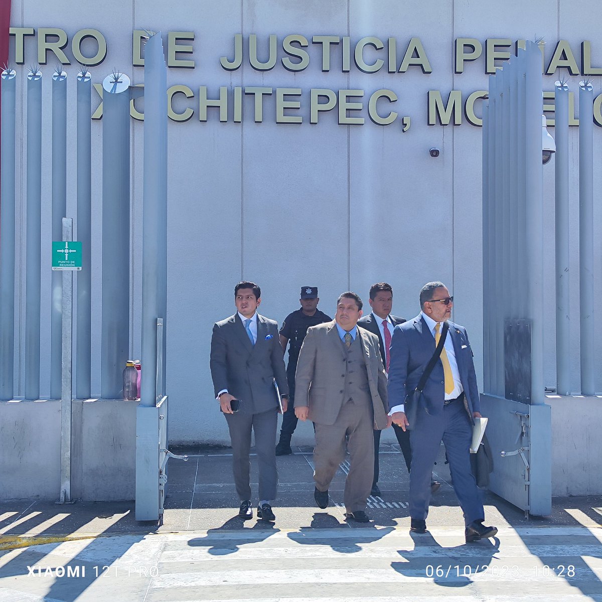 charly_tuiter's tweet photo. Un conflicto de competencia.
Un juez de Control del #CJPF de #Morelos se negó a conocer el proceso penal del Fiscal @UrielCarmona17, (vinculado por Tortura) en razón de que su homólogo (de Almoloya) no cumplió ciertas formalidades. https://t.co/jymQ4G89ow