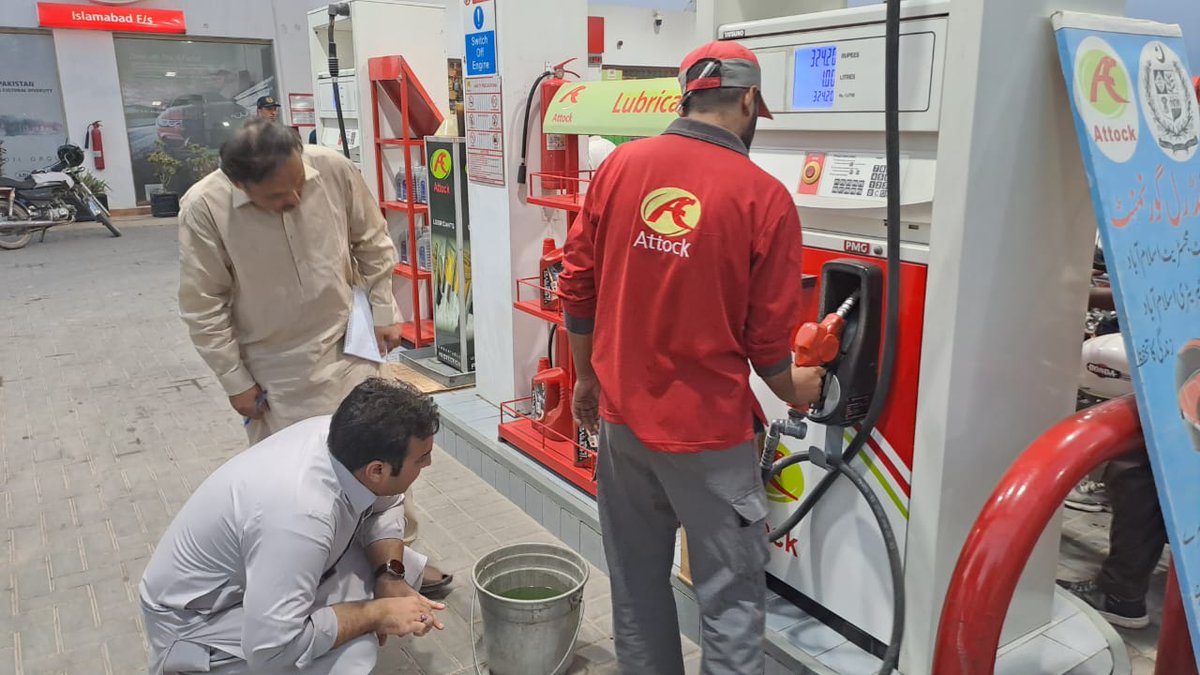 LDICTOfficial's tweet photo. Teams of Labour Department ICT are actively inspecting multiple petrol pumps in Islamabad on daily basis to ensure that the measures are kept correct. Nozzles found with incorrect measure are sealed right away and heavy fines are imposed. 
@ICTA_GoP @dcislamabad https://t.co/Dml6btdlOp
