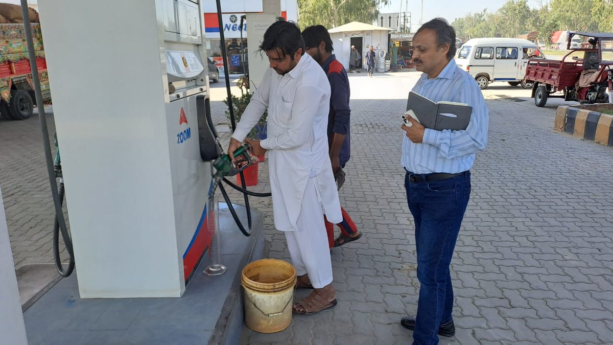 LDICTOfficial's tweet photo. Teams of Labour Department ICT are actively inspecting multiple petrol pumps in Islamabad on daily basis to ensure that the measures are kept correct. Nozzles found with incorrect measure are sealed right away and heavy fines are imposed. 
@ICTA_GoP @dcislamabad https://t.co/Dml6btdlOp