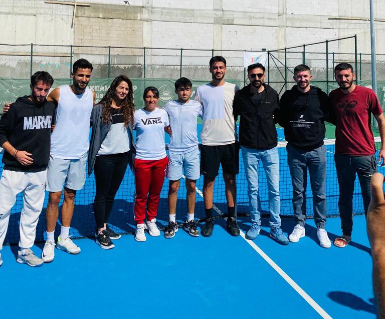 GSB_Van's tweet photo. 9️⃣İl 
9️⃣0️⃣Sporcu 
2️⃣5️⃣İdareci ve Antrenör 

İl müdürlüğümüzce organizasyonluğunu yapmış olduğumuz Tenis Ligi Müsabakaları sona erdi. Zorlu ve çekişmeli müsabakalar sonucunda ilimiz erkek tenis takımı şampiyon olarak Türkiye Finallerine katılma hakkı elde ettiler. https://t.co/T6TrPk6iHq