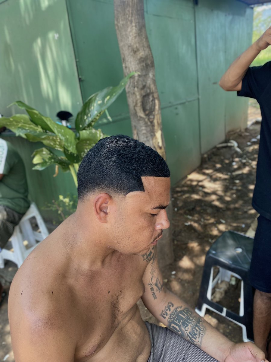 barbeiro32's tweet photo. Vivendo e aprendendo 🔥📏💈 https://t.co/V5Xsspd9QF