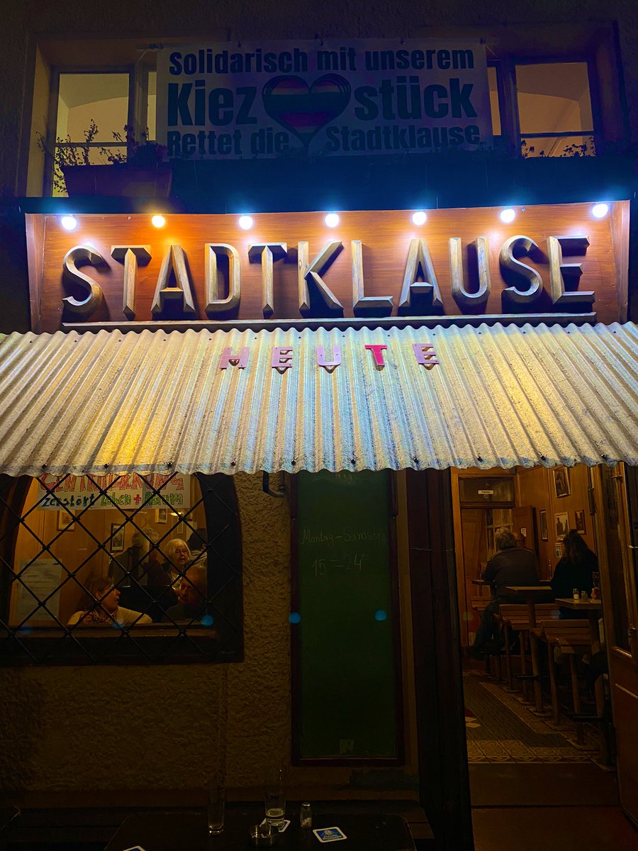 Ein letzter Hauch von Revolution in Kreuzberg. Die Stadtklause leistet zivilen Ungehorsam und macht trotz Rausschmiss weiter. Jetzt gibt’s auch eine Petition zur Rettung: change.org/p/rettet-die-s…