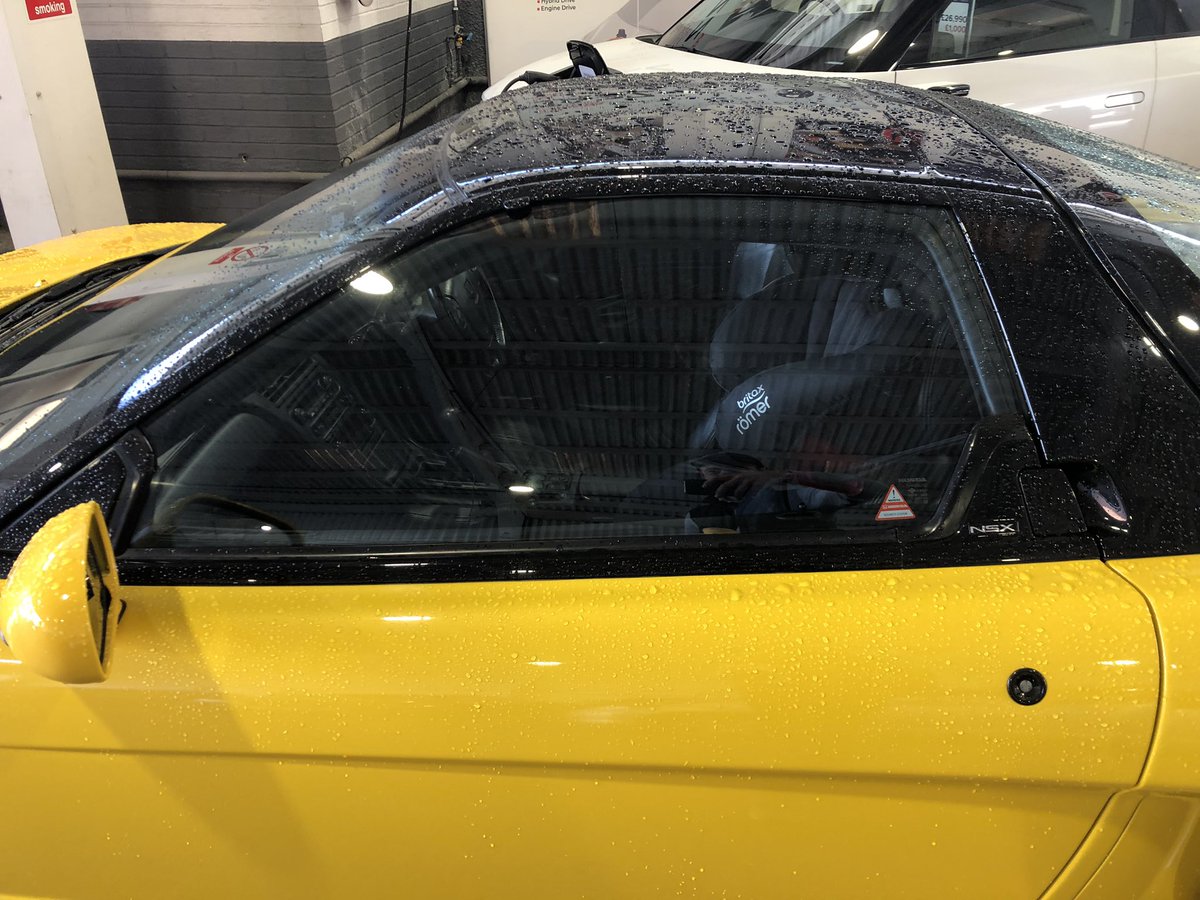 Spotted this lovely NSX in a Stratford upon Avon Honda dealership this week, so had to take a closer look. The icing on the cake was the passenger child seat. Hats off! (I would do the same thing!) 💛