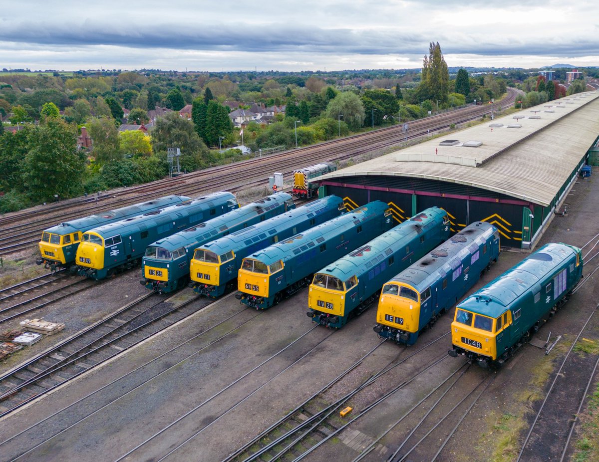 How good does that look..😅
Hymeks D7029 D7076, Warships D821 D832 and Westerns D1013, D1015, D1048 D1062 line up at the Magnificent 7 + 1 photoshoot. 6th Oct 2023. 📸 

⭐️ 2024 Aerial Railway Calendar now available ⬇️🏞🚂😅 railwayartprintshop.etsy.com/uk/listing/127…

#severnvalleyrailway #railway
